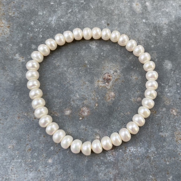 Jewelry - Vintage Pearl stretch Bracelet